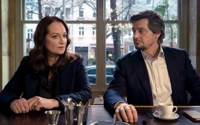 Nach einer dramatischen Wendung diskutiert Annabelle Martinelli (Natalia Wörner) mit dem gegnerischen Anwalt John Quante (Fritz Karl) darüber, ob Leon Markowitz schuldig ist.