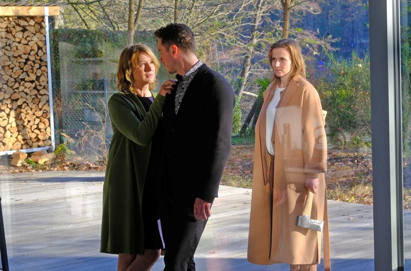 Henriette (Corinna Harfouch, links) ist in den 25 Jahre jüngeren Philipp (Louis Nitsche) verliebt - und der offenbar in sie. Henriettes Tochter Johanna (Karin Hanczewski), die ohnehin ein schwieriges Verhältnis zur Mutter pflegt, traut der Idylle nicht.