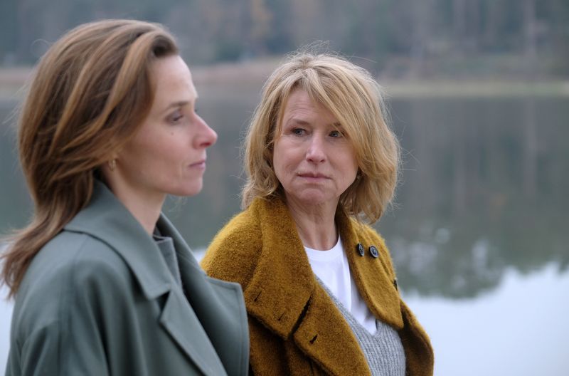 Johanna (Karin Hanczewski) besucht ihre wohlhabend verwitwete Mutter Henriette (Corinna Harfouch) in deren Designer-Elternhaus am See. Überraschend stellt sie fest, dass die Mutter einen neuen, sehr viel jüngeren Partner hat. Er scheint Johanna nicht ganz geheuer.