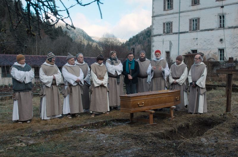 Als David Rousseau (Jean-Paul Rouve, fünfter von rechts) in Mouthe eintrifft, kann er nur noch der Beerdigung von Bruder Giacomo beiwohnen.