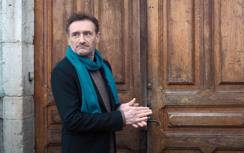David Rousseau (Jean-Paul Rouve) reist nach Mouthe, um dort mit einem alten Bekannten seiner verstorbenen Mutter zu sprechen.