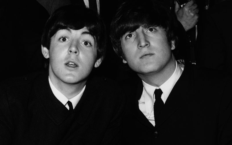 Paul McCartney (links) und John Lennon waren eines der berühmtesten Songwriter-Duos aller Zeiten. Jetzt haben die Söhne der beiden Beatles-Legenden einen gemeinsamen Song veröffentlicht. 