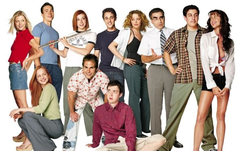 Vor etwas über 25 Jahren startete die High-School-Komödie "American Pie" in den Kinos und machte die Clique um Jim, Oz, Kevin und Finch über Nacht zu Stars. Aus dem Pakt der vier Jungs, in der Abschlussballnacht die Unschuld zu verlieren, wurde am Ende eine ganze Reihe. Doch was machen die Darsteller der Originalbesetzung heute? 