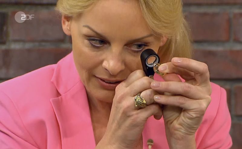 Beim Anblick eines Diamantrings hatte "Bares für Rares"-Händlerin Susanne Steiger sofort einen Gedanken: Dieses wertvolle Schmuckstück würde sehr gut zu einem ihrer Kollegen passen ...