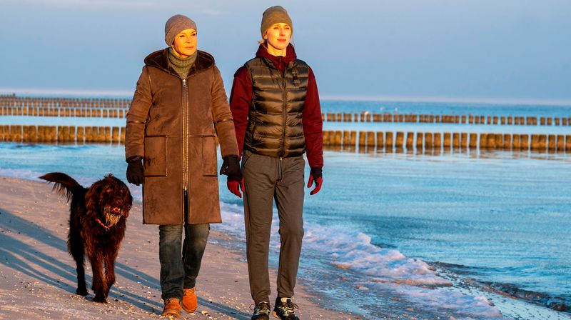Die gerade beurlaubte Polizistin Ellen Norgaard (Rikke Lylloff, rechts) besucht ihre kranke Mutter. Karin Lossow (Katrin Sass) und Ellen sprechen über das Leben und den aktuellen Fall.