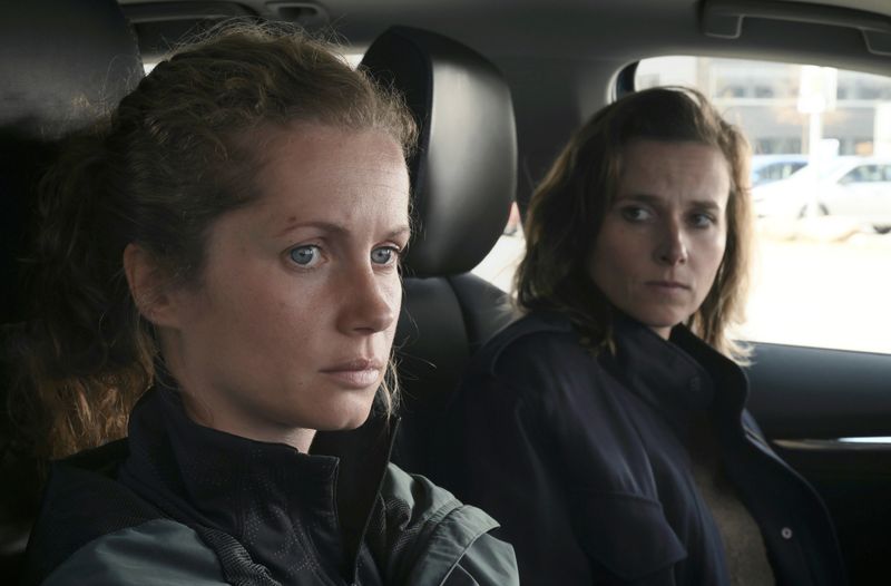 Die Dresdener Kommissarinnen Gorniak (Karin Hanczewski, rechts) und Winkler (Cornelia Gröschel) bekommen es im "Tatort: Was ihr nicht seht" mit einem zunächst merkwürdigen Fall zu tun: Eine Frau, die Winkler sehr gut kennt, scheint ihren Freund ermordet zu haben. Doch sie kann sich nicht daran erinnern.
