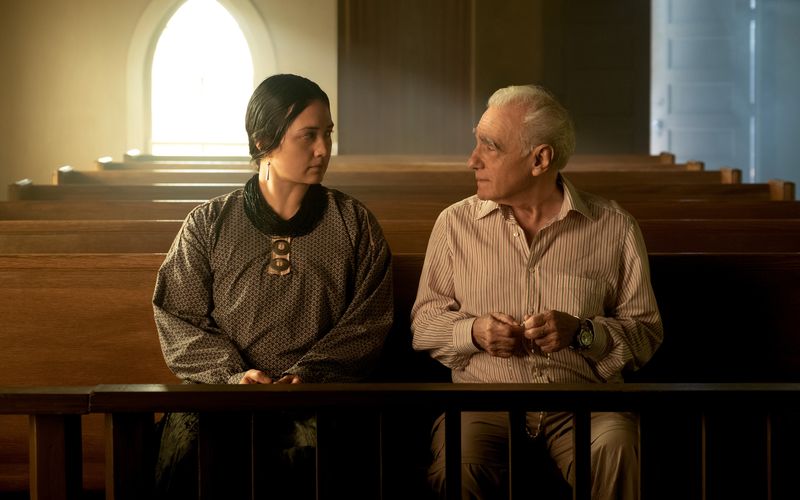 Mit "Killers of the Flower Moon", einem auf wahren Begebenheiten beruhenden Drama, präsentierte sich Martin Scorsese (Bild mit Hauptdarstellerin Lily Gladstone) einmal mehr auf dem Höhepunkt seines Könnens. Das Streaimg-Portal Apple TV+ widmet dem Filmemacher nun mit "Mr. Scorsese" eine Dokumentation (erhältlich ab 17. Oktober), und wir schlagen in die gleiche Kerbe: Die Galerie zeigt am Beispiel seiner besten Filme den Karriereverlauf des Ausnahmekünstlers.