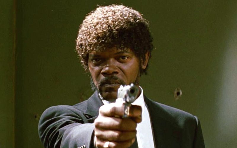 In "Pulp Fiction" (Bild), aber auch in zahlreichen weiteren Filmen griff Samuel L. Jackson zur Waffe. Unbehagen dürften ihm die Rollen nicht bereitet haben, der Schauspieler ist ein absoluter Waffennarr - wie viele seiner Kolleginnen und Kollegen aus Hollywood ...