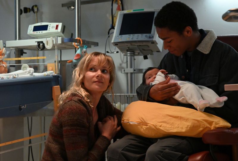 Försterin Saskia Bergelt (Teresa Weißbach) besucht im Krankenhaus das neugeborene Baby von Ado Nyangabo (Seedy Touray). Sie hatte es zuvor einsam und verlassen aufgefunden.