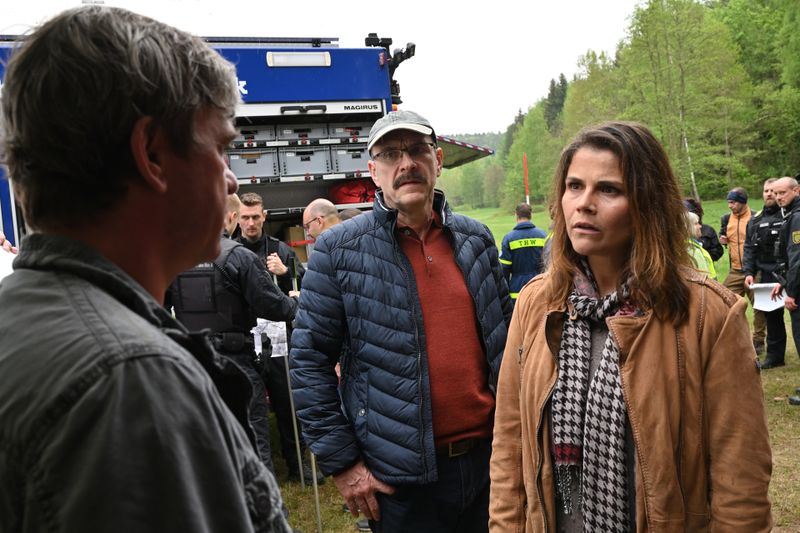Corinna Ott (Katharina Wackernagel) und Ralph Ott (Götz Schubert, Mitte) sind entsetzt, dass sich Frank Ott (Peter Schneider) nicht an der Suche nach seiner vermissten Tochter beteiligen möchte.