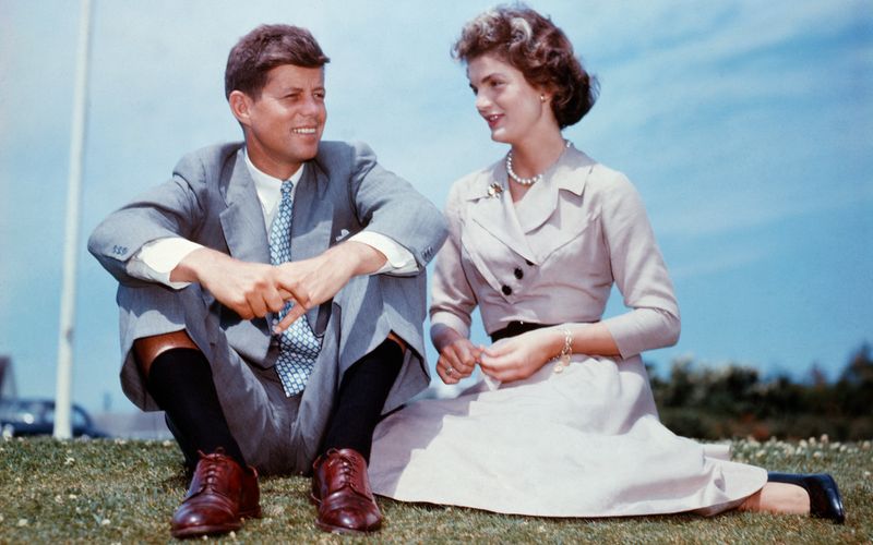 Sie galten als das Traumpaar der Politik: John F. Kennedy und seine Frau Jackie gaben sich 1953 das Ja-Wort. Zehn Jahre später wurde ihre Ehe mit dem Attentat auf den US-Präsidenten jäh beendet. 