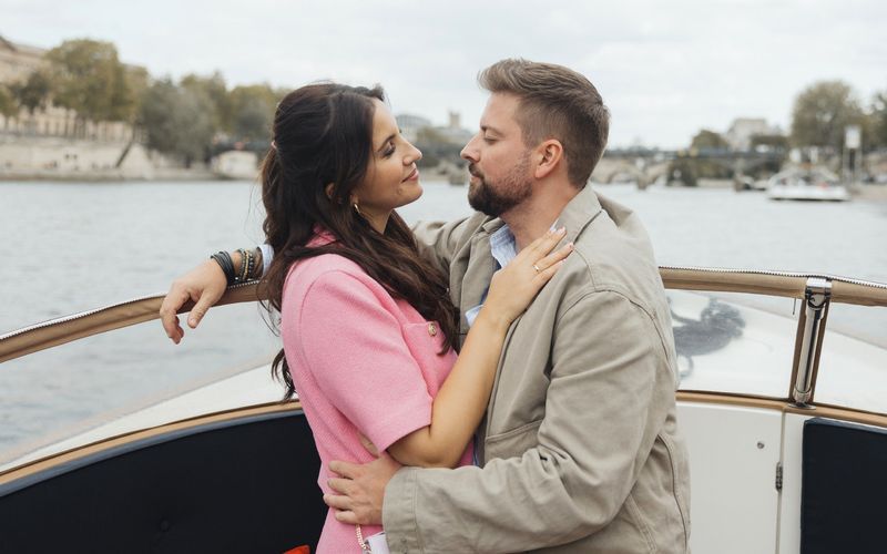 Laura (Chryssanthi Kavazi) und John (Felix von Jascheroff) verbringen nach ihrer Hochzeit einige Tage in Paris. Doch ihr Glück hält nicht von Dauer.