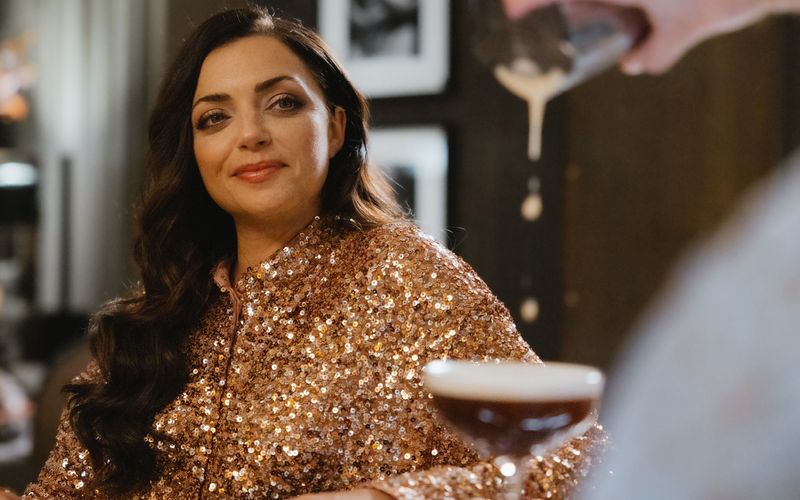 In Paris feiert Emily (Anne Menden) den Höhepunkt ihrer Karriere als Modedesignerin.