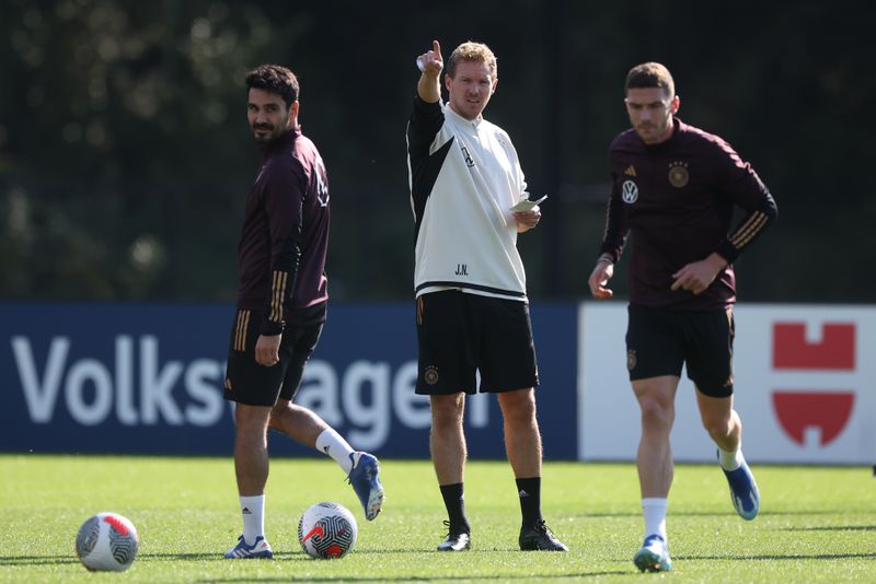 Frischer Wind fürs DFB-Team: Bundestrainer Julian Nagelsmann (Mitte) hat Anweisungen für Ilkay Gündogan (links) und Robin Gosens.