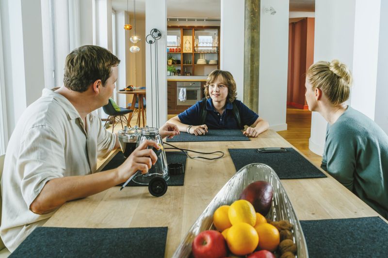 Zunächst halten Steven (Frederic Linkemann) und Katja (Marlene Morreis) es für eine gute Idee, ihren Sohn Morin (Leo Alonso-Kallscheuer) auf eine Elite-Akademie zu schicken.

