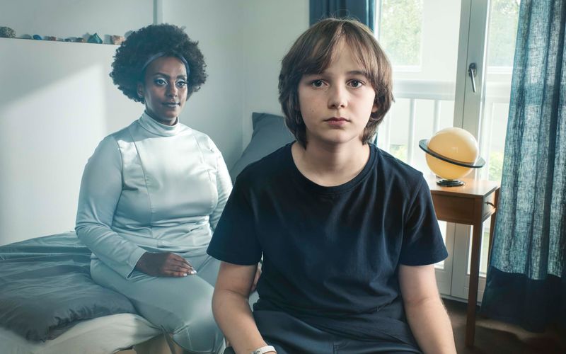 Der elfjährige Morin (Leo Alonso-Kallscheuer) wird in der Schule vom KI-Modell Leona (Yodit Tarikwa) unterstützt.