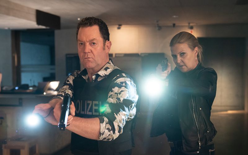 Schon in der Auftaktfolge der neuen 14. Staffel "Die Chefin" geht es hoch her: Skrupellose und mordlustige Einbrecher halten die Kommissare Paul Böhmer (Jürgen Tonkel) und Vera Lanz (Katharina Böhm) auf Trab.