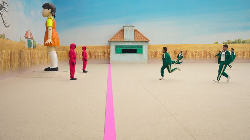 In der Serie "Squid Game" sind die Kinderspiele tödlich - wer in der Game-Show vom Robotermädchen erwischt wird, bekommt eine Paintball-Kugel ab.
