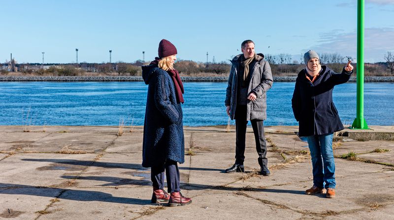 Karin Lossow (Katrin Sass, rechts) zeigt Kommissar Rainer Witt (Till Firit) und dessen Ex-Kollegin Ellen Norgaard (Rikke Lylloff) den Schauplatz eines Schlepper-Mordes, einen Parkplatz in Polen.
