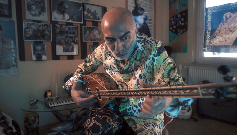 Ismet Topçu spielt in Bielefeld auf einem traditionell türkischen Saiteninstrument.