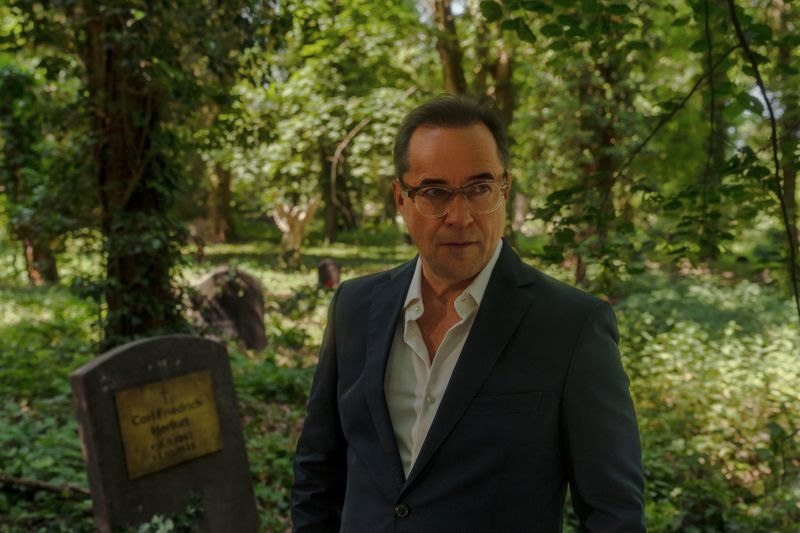 Joachim Vernau (Jan Josef Liefers) geht auf einem alten Friedhof auf Spurensuche.
