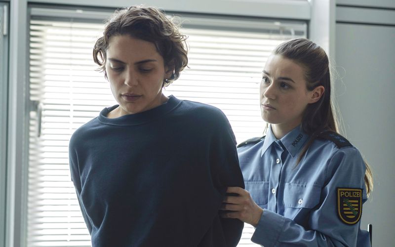 Täterin oder Opfer ohne Erinnerung? Die "Tatort"-Hauptverdächtige Sarah Monet (Deniz Orta) wird zur Befragung ins Kommissariat gebracht. Hat sie ihren Freund - vielleicht unter Drogeneinfluss - umgebracht?