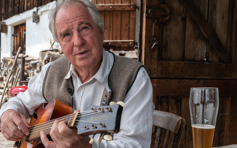 Gute Musik, ein schönes Bier: Freuen kann man sich über vieles im Leben. Friedrich von Thun weiß, wie man es macht. Der 81-jährige Schauspieler ist in zwei neuen Filmen der ARD-Reihe "Zimmer mit Stall" zu sehen - die sich auf leichte Art mit den wichtigen Fragen des Lebens auseinandersetzen.