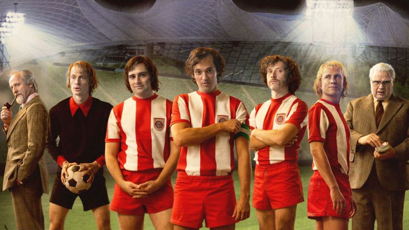 Sie schreiben die Geschichte des FC Bayern nach 1964, von links: Robert Schwan (Maximilian Brückner), Sepp Maier (Paul Wellenhof), Gerd Müller (Markus Krojer), Franz Beckenbauer (Moritz Lehmann), Paul Breitner (Jan-David Bürger), Uli Hoeneß (Max Hubacher) und Wilhelm Neudecker (Michael A. Grimm).