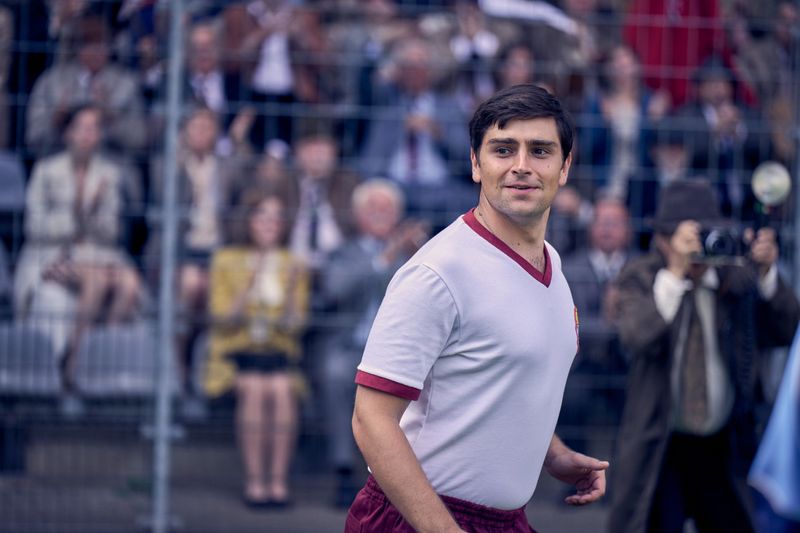 Im Grunde dreht sich alles um ihn: Ohne Gerd Müller (Markus Krojer) wäre der FC Bayern nie das geworden, was er heute ist.