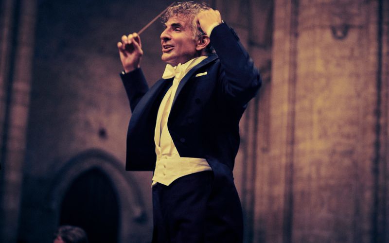 In "Maestro" spielt Bradley Cooper die Hauptrolle des berühmten Komponisten und Dirigenten Leonard Bernstein.