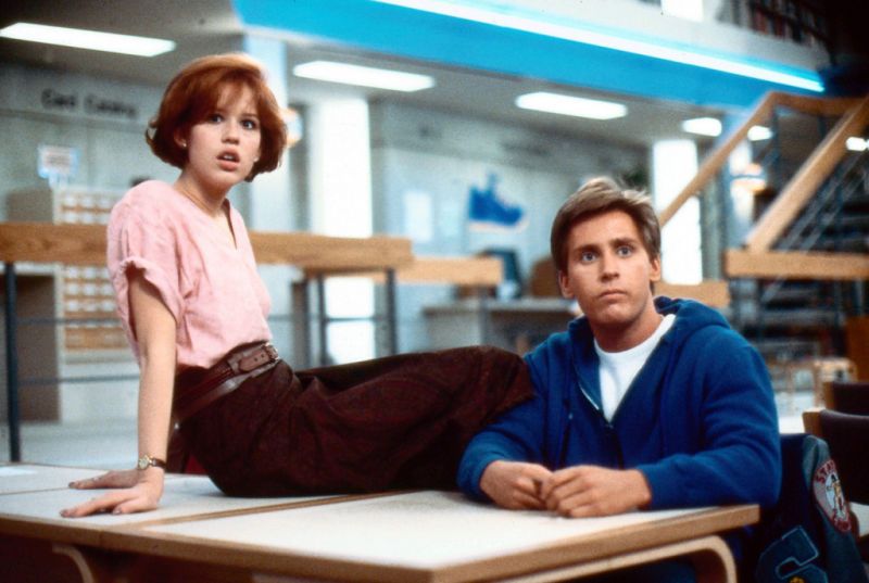 Seinen Durchbruch feierte Emilio Estevez in Francis Ford Coppolas Drama "Die Outsider", als Sport-Ass Andrew im "Breakfast Club" (Bild, mit Molly Ringwald) wurde er endgültig zum populären Nachwuchsstar. Schlagzeilen machte Mitte der 80er-Jahre zudem seine On-off-Beziehung mit Demi Moore.