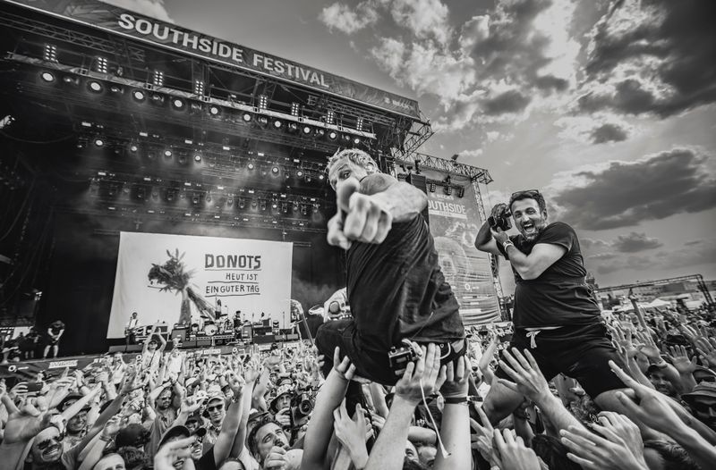 Beeindruckende Momentaufnahmen: Paul Ripke (rechts) wagt sich mit Konzertfotograf Thomas Rabsch in den Moshpit bei den Donnots.