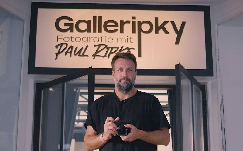 Ab Donnerstag, 16. November, gibt es ein neues Fotografie-Format sowohl in der ARD Mediathek als auch bei ardkultur.de zu sehen. Im Rahmen von "Galleripky" trifft der Influencer und Fotograf Paul Ripke das Who is Who der deutschen Fotografie-Szene.