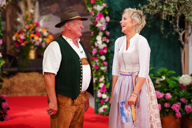 Inka Bause lacht mit Bauer Dietrich-Max-Helmut zum Start der 19. Staffel "Bauer sucht Frau".