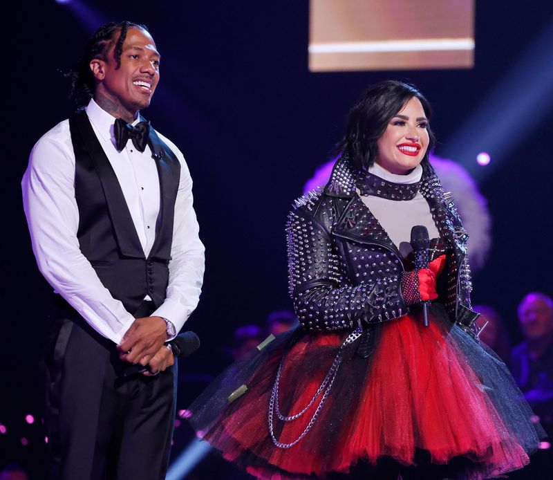 In den USA läuft derzeit die zehnte Staffel von "The Masked Singer". Doch noch vor Beginn des offiziellen Rätselratens erwartete das Publikum eine Überraschung: Demi Lovato (im Bild mit Moderator Nick Cannon) trat als mysteriöser Special-Guest Anonymouse auf. Lovato nutzte den Auftritt als Werbung für das fünf Tage später erschienene Album "Revamped".
