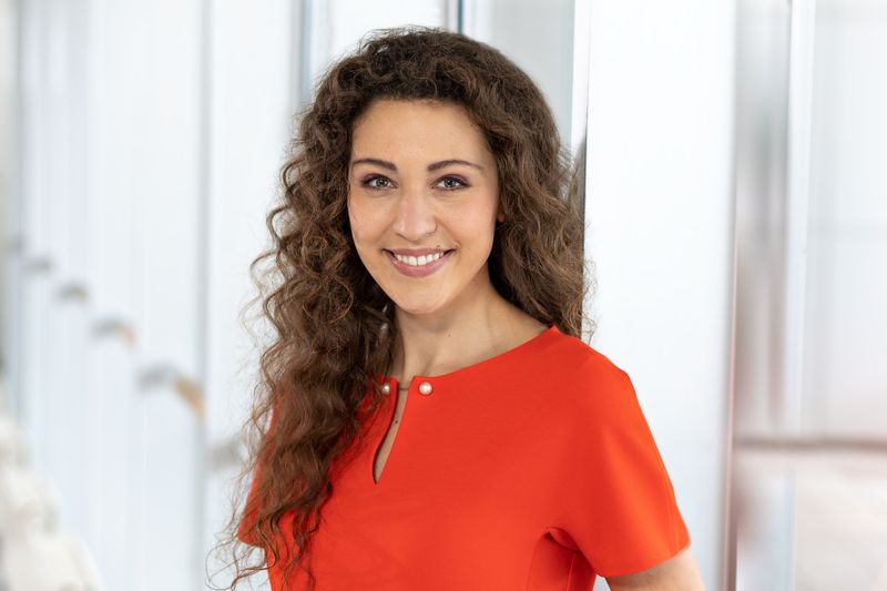 ARD und ZDF werden die Olympischen Winterspiele mit mehr als 200 Stunden Live-Berichterstattung in ihren linearen Hauptprogrammen sowie mit rund 1.400 Stunden in Livestreams übertragen - und Moderatorin Lena Kesting (31, ZDF) ist für "sportstudio live" mittendrin.