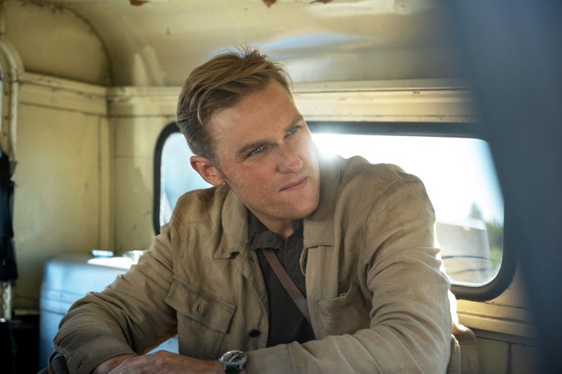 In jungen Jahren hilft  Army-Offizier Lee Shaw (Wyatt Russell) Wissenschaftlern bei der Erforschung seltsamer Kreaturen.