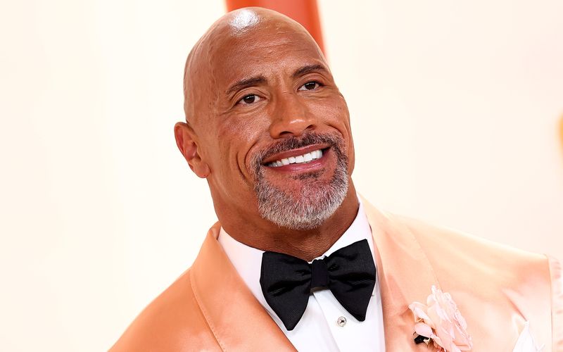 Dwayne Johnson ist ein amerikanischer Schauspieler, Synchronsprecher und ehemaliger Wrestler. Er spielte in zahlreichen Filmen, wie "Fast & Furious", "Jumanji" und "Red Notice" mit.