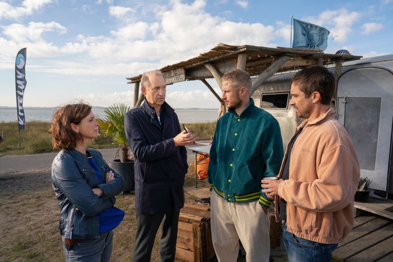 Tom Greiner (Anton Rubtsov, zweiter von rechts) und Mats Dreyer (Nico Rogner, rechts) behaupten gegenüber Carl Sievers (Peter Heinrich Brix, links) und Ina Behrendsen (Julia Brendler), den Toten nicht zu kennen.