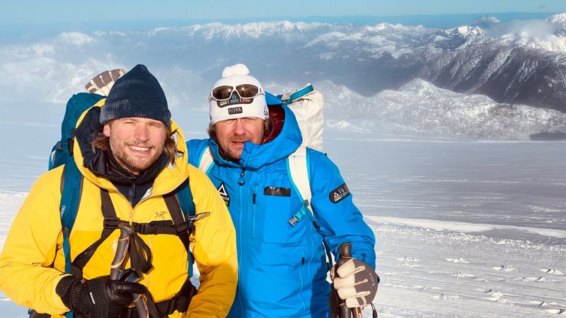 Sebastian Ströbel (links) und Hans Honold spielen bei einer Gletschertour auf dem Dachsteingletscher einige Szenarien durch, um den "Bergretter"-Schauspieler Ströbel auf Extremsituationen vorzubereiten. Eine zweiteilige Doku begleitet ihn bei seinem Vorhaben, die Alpen zu überqueren.