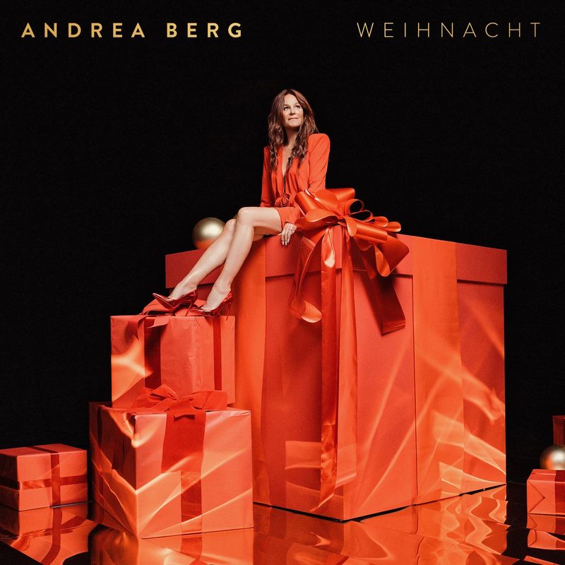 Hübsch mit Schleifchen: Das Cover zur neuen festlichen Liedersammlung "Weihnacht" wirkt ziemlich edel und Andrea Berg ausnehmend elegant. Für die Schlagerqueen ist es nach "Dezember Nacht" aus dem Jahr 2007 bereits das zweite Weihnachtsalbum. Tipp: Das neue Werk "Weihnacht" ist unter anderem auch in einer limitierten Sonderedition mit Backschürze und Plätzchen-Ausstechern "im Andrea-Berg-Look" erhältlich.