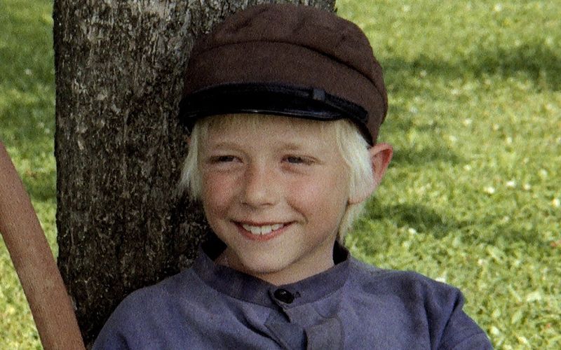 Nicht nur vor Weihnachten ein beliebter TV-Klassiker: Am Sonntag, 19. November, 10.15 Uhr, zeigt das ZDF einmal mehr die Astrid-Lindgren-Verfilmung "Michel bringt die Welt in Ordnung", die seinen Hauptdarsteller zum Star machte. Doch was macht Michel heute? Was aus ihm und anderen Kinderdarstellern wurde, wer sich nach frühem Ruhm zurückzog, wer abstürzte und wer bis heute gut im Geschäft ist, erfahren Sie hier. 