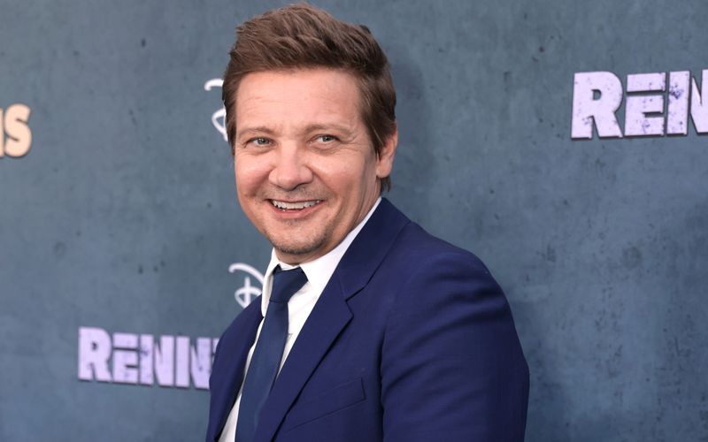 "Marvel"-Star Jeremy Renner erlitt vor zehn Monaten einen schweren Unfall. Nun befindet er sich auf dem Weg der Besserung.