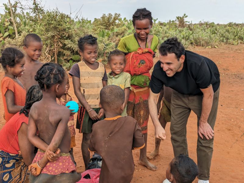 In dem "logo! extra: Wenn Kinder hungern" reist "logo!"-Moderator Sherif Rizkallah (rechts) nach Madagaskar, um sich ein Bild von der prekären Situation vor Ort zu machen. Zu viele Kinder leiden vor allem in diesen Teilen der Erde tagtäglich Hunger ...
