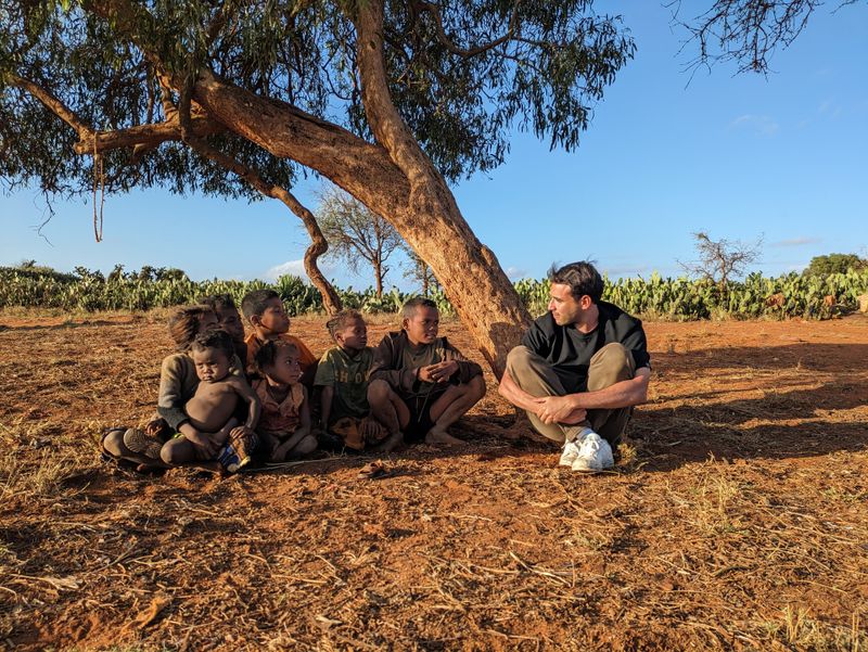 "logo!"-Moderator Sherif Rizkallah (rechts) macht im Rahmen des KIKA-Formats auf die Hungersnot in Ländern wie Madagaskar aufmerksam.