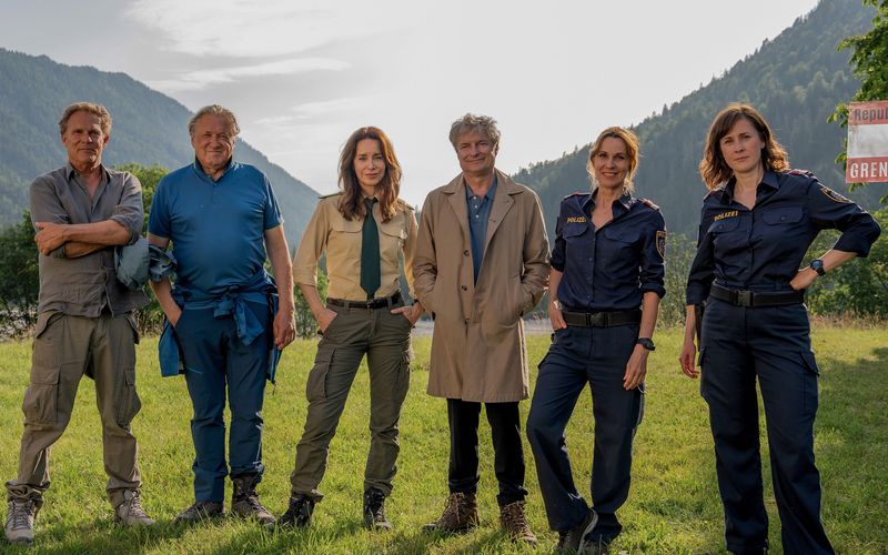 "Hubert ohne Staller: Dem Himmel ganz nah" ist der vierte Fernsehfilm zu der beliebten Krimiserie im Ersten. Neben Franz Hubert (Christian Tramitz, von links), Reimund Girwidz (Michael Brandner) und Sabine Kaiser (Katharina Müller-Elmau) sind darin ihre ösierreichischen Kollegen David Pichler (Alfred Dorfer), Susanne Gabler (Doris Schretzmayer) und Franziska Haas (Marlene Morreis) zu sehen.