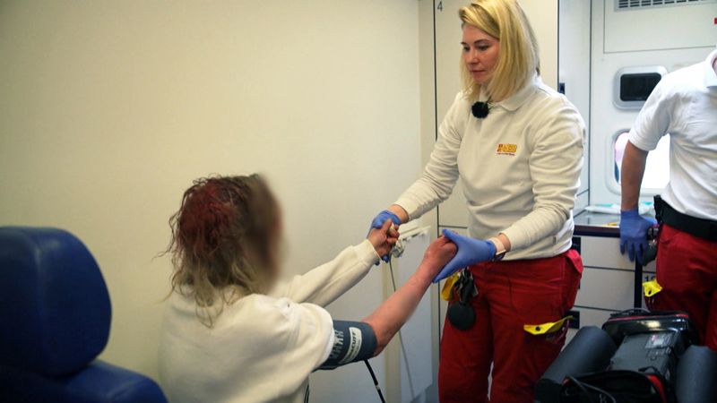 Die viertel Staffel geht an den Start: In zwei neuen Folgen der RTLZWEI-Reportage-Reihe "Mensch Retter" begleiten Kameras unter anderem Sanitäterin Melli Kaiser im Einsatz.