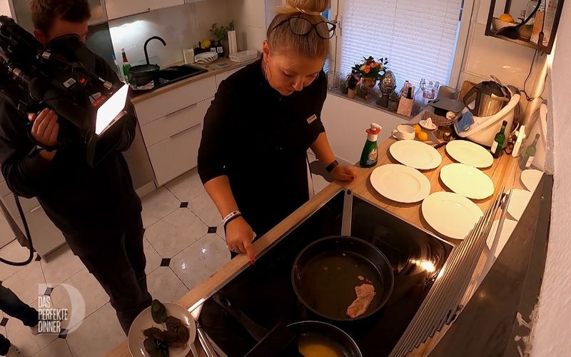 Blöder kann's kaum laufen: Bei "Das perfekte Dinner"-Köchin Andrea fällt mitten im Menü der Herd aus.