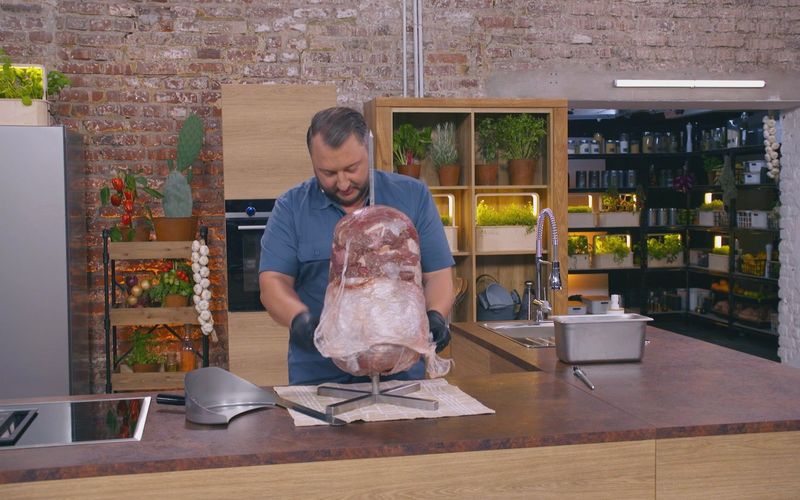Bastel-Arbeit beim Fleisch-Aufschichten: Sebastian Lege konstruiert seinen Dönerspieß mit wisschenschaftlicher Akribie.