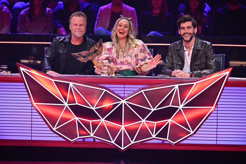 Ruth Moschner und Alvaro Soler (echts) bilden das feste Rateteam der neunten Staffel. Jenke von Wilmsdorff war zum Auftakt Rategast.